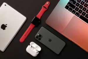 b24_apple-zapasaetsya-komplektuyuschimi-iz-z