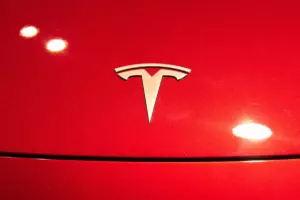 b24_tesla-vypustila-svoy-10-millionnyy-elekt