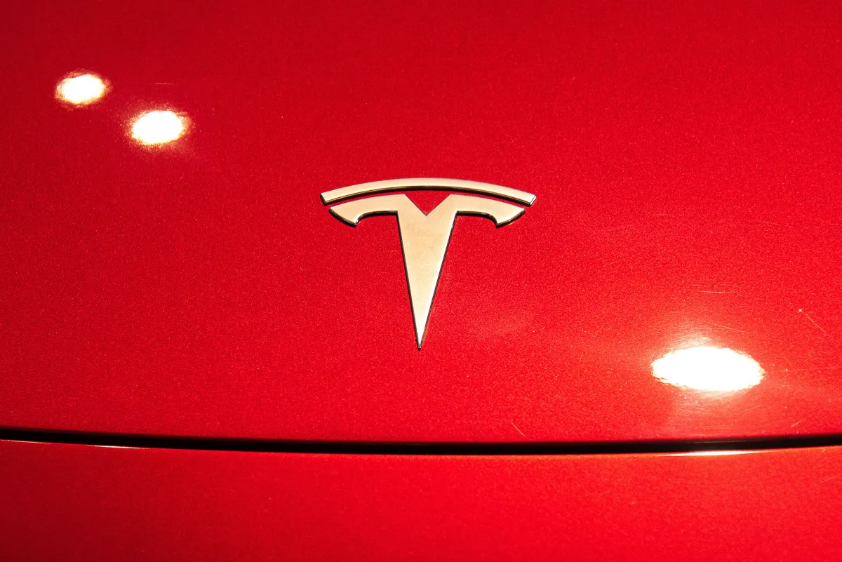 b24_tesla-vypustila-svoy-10-millionnyy-elekt