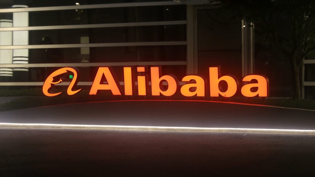 Акции Alibaba обвалились на 10% после размещения на $10,2 млрд для финансирования ИИ