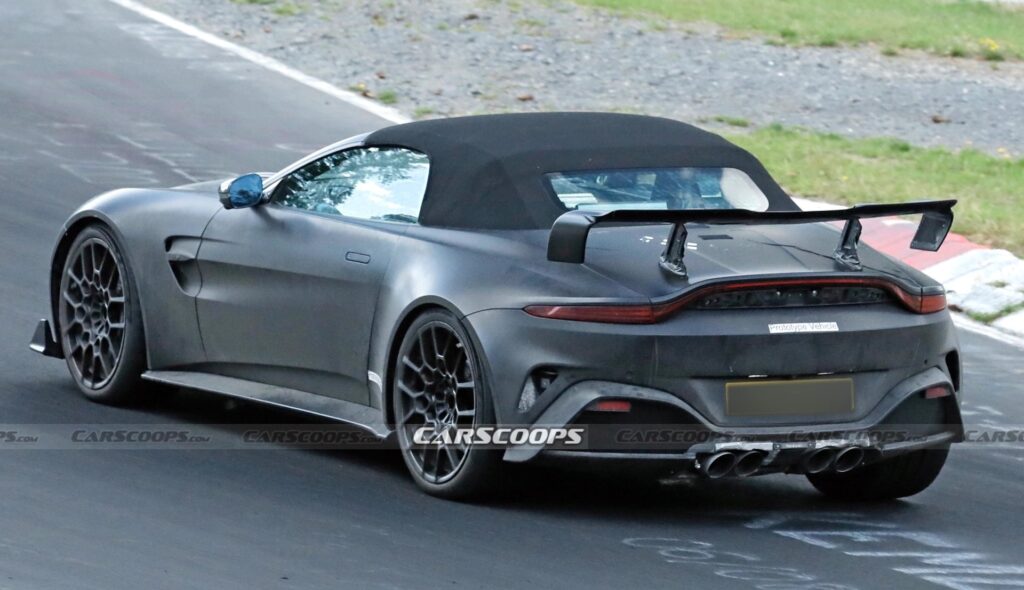 Aston Martin Vantage RS Roadster охотится на самый спорный 911 от Porsche