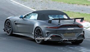 Aston Martin Vantage RS Roadster охотится на самый спорный 911 от Porsche
