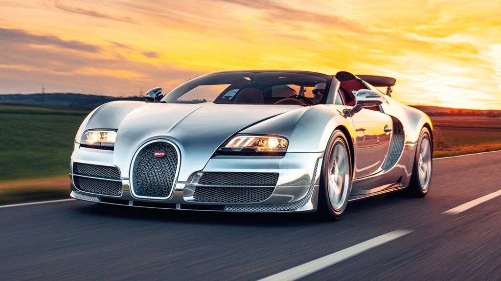 Фернандо Алонсо уезжает на редком Bugatti Veyron Grand Sport Vitesse от дилерского центра в Монако.