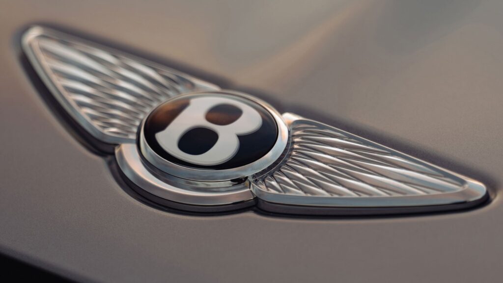 Логотип Bentley: компания отказалась от плана полностью перейти на электромобили к 2030 году.