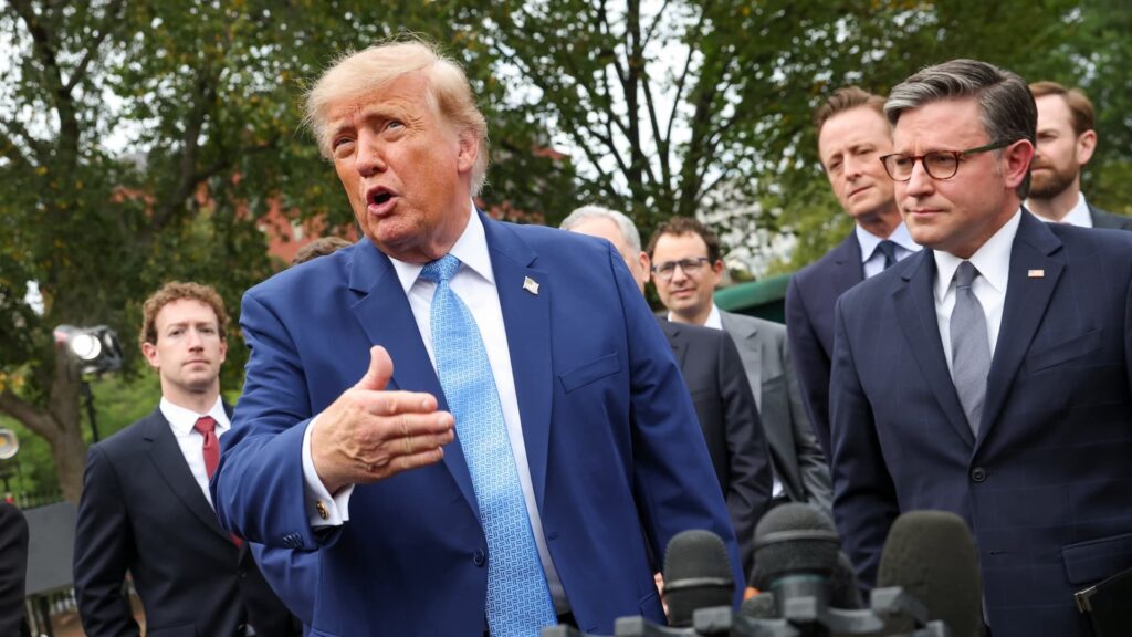 Трамп переименовал ИИ в «сверхинтеллект», но опросы фиксируют падение поддержки