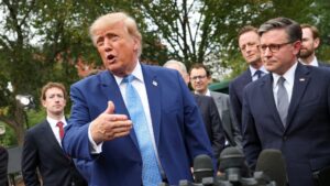 Трамп переименовал ИИ в «сверхинтеллект», но опросы фиксируют падение поддержки