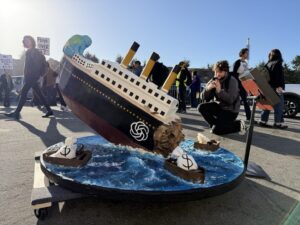 Художники из района залива Сан-Франциско встретили OpenAI скульптурой «What Iceberg?» про «Титаник» и ИИ