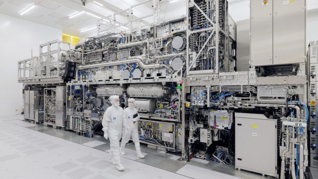 Ведущие чипмейкеры переходят на машины ASML за $400 млн: новая технология ускорит производство на 40%