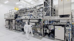 Ведущие чипмейкеры переходят на машины ASML за $400 млн: новая технология ускорит производство на 40%