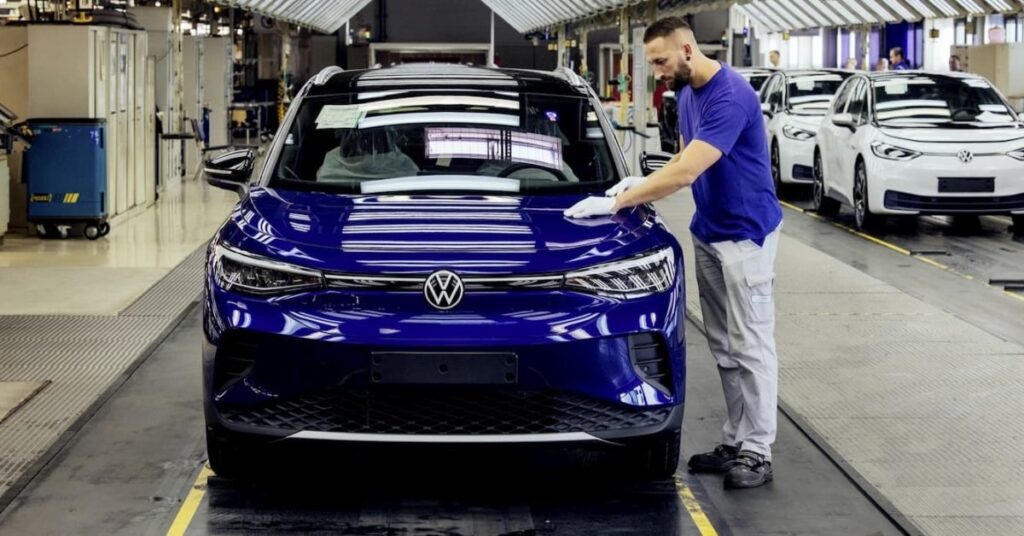 Volkswagen сократит 100 тысяч рабочих и может прекратить выпуск электромобилей на четыре завода
