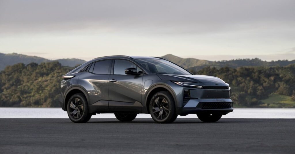 Toyota отзывает 10 000 электрических кроссоверов C-HR из-за проблем с батареями