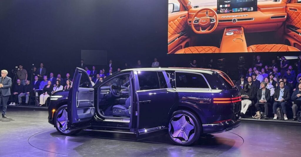 Genesis GV90 превращается в частный люксовый кинотеатр с выездным 24,6-дюймовым экраном